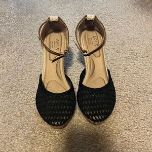 Women’s wedge sandals beige and black size 6 1/2